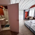 Modern Nr 10 Private Kitchenette And Bathroom *